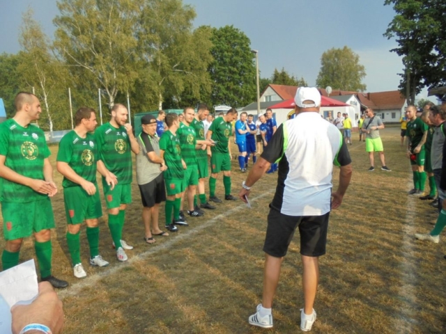 Wacker bildet Spalier für die Spieler vom SC Spremberg 1896